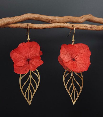 BOUCLES-OREILLES-ALIZE-GRANDES-FLEURS-HORTENSIA-ROUGE-ACIER-INOXYDABLE-DORE-min