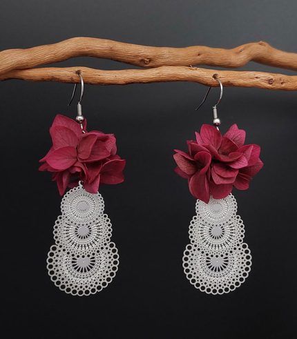 BOUCLES-OREILLES-ASHANA-PETITES-FLEURS-HORTENSIA-ROUGE-BORDEAUX-ACIER-INOXYDABLE-ARGENTE