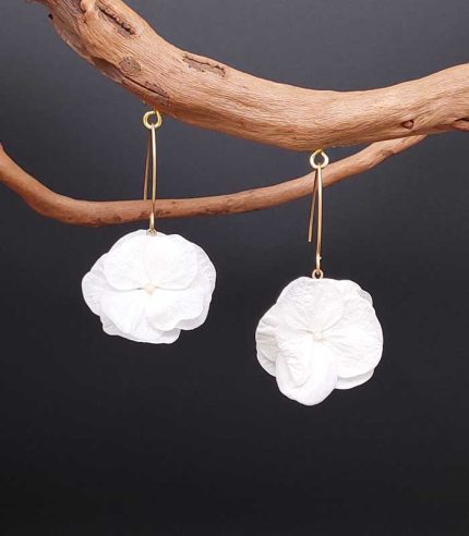boucles d'oreilles éclosion acier inoxydable doré et fleurs d'hortensias stabilisée blanches