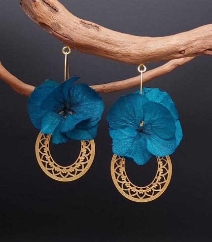boucles oreilles gouttes ornées de cœurs acier inoxydable doré et fleurs stabilisées bleu canard