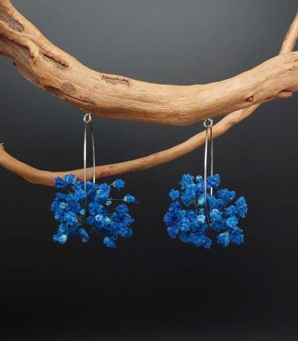 Créoles artisanales fleurs stabilisées gypsophile et acier inoxydable argent, fleurs éternelles, bijoux boucles oreilles mariage bleu roi