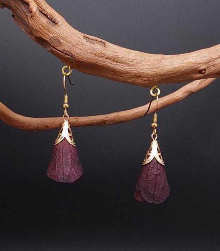 boucles d'oreilles en matières naturelles fleur en pompon, acier inoxydable doré et fleurs d'hortensias éternelles bordeaux