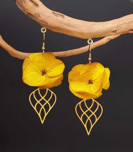 boucles oreilles goutte pointue sensuelle acier inoxydable doré et fleurs d'hortensia éternelles jaune
