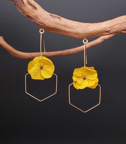 Boucles oreilles artisanales hexagone et fleurs éternelles, acier inoxydable argenté ou doré, hortensia stabilisé jaune