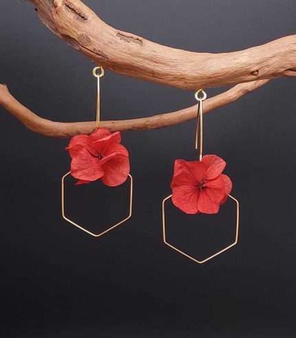 Boucles oreilles artisanales hexagone et fleurs éternelles, acier inoxydable argenté ou doré, hortensia stabilisé rouge
