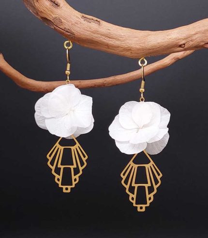 Boucles d'oreilles art déco originales, bijoux artisanaux, acier inoxydable doré et fleurs stabilisées éternelles blanc