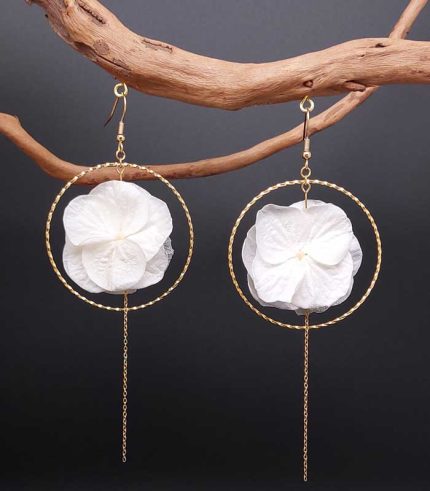 Boucles d'oreilles pendantes originales fleurs stabilisées eternelles, bijoux mariage, hortensia blanc